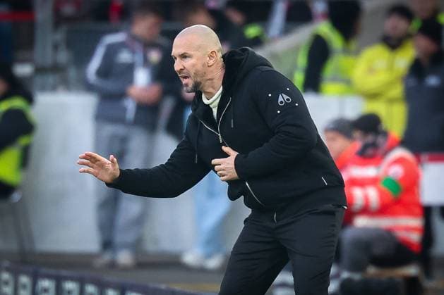Cheftrainer Christian Ilzer (TSG 1899 Hoffenheim) gibt Anweisungen an die Mannschaft, VfB Stuttgart vs. TSG Hoffenheim 1899, Fussball, Bundesliga, DFL, Saison 2025 2026, Hinrunde, 15. Spieltag, 20.12.2025 DFB regulations prohibit any use of photographs as image sequences and or quasi-video Stuttgart Baden-Wuerttemberg Deutschland