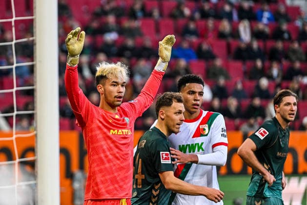 GER, 1. FBL, FC Augsburg vs SV Werder Bremen 20.12.2025, WWK-Arena, Augsburg, GER, 1. FBL, FC Augsburg vs SV Werder Bremen, im Bild Mio Backhaus (Werder Bremen, 30) vor eine Eckball