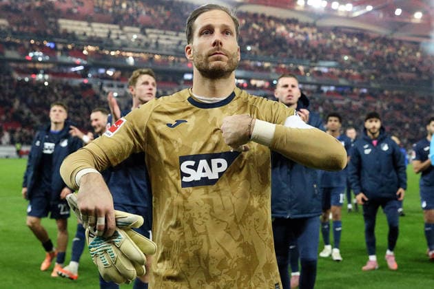 20.12.2025, xrekx, Fussball 1.Bundesliga, VfB Stuttgart - TSG Hoffenheim v.l. TSG Hoffenheim bedankt bedanken sich bei den Fans, the player thanks the fans for their support Weihnachtsmuetzen von den Fans Oliver Baumann (TSG 1899 Hoffenheim) (DFL DFB REGULATIONS PROHIBIT ANY USE OF PHOTOGRAPHS as IMAGE SEQUENCES and or QUASI-VIDEO) Stuttgart