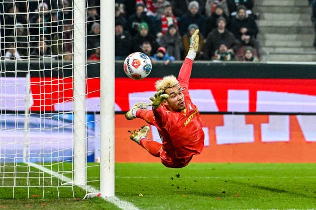 GER, 1. FBL, FC Augsburg vs SV Werder Bremen 20.12.2025, WWK-Arena, Augsburg, GER, 1. FBL, FC Augsburg vs SV Werder Bremen, im Bild Mio Backhaus (Werder Bremen, 30) mit Glueck, Pfostentreffer