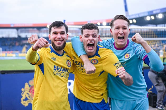 21.12.2025, Fussball, 2. Bundesliga, Saison 2025 2026, 17. Spieltag, Eintracht Braunschweig - FC Schalke 04, Mehmet Aydin (Eintracht Braunschweig) , Erencan Yardimci (Eintracht Braunschweig) , Ron-Thorben Hoffmann (Eintracht Braunschweig) xRHR-FOTO YYx Copyright: KROEGER RHR-FOTOx RHR-FOTO YY