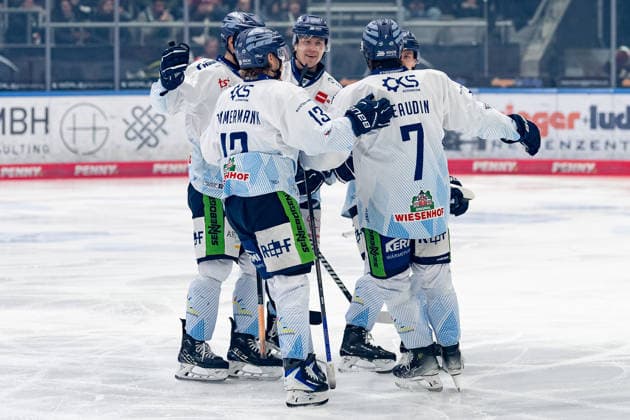 Die Straubinger bejubeln mit Nicolas Beaudin (Straubing Tigers, 7) dessen Tor zum 0:1 GER, Augsburger Panther vs. Straubing Tigers, Eishockey, DEL, 30. Spieltag, Saison 2025 2026, 21.12.2025. GER, Augsburger Panther vs. Straubing Tigers, Eishockey, DEL, 30. Spieltag, Saison 2025 2026, 21.12.2025. Augsburg Copyright: xEibner-Pressefoto FranzxFeinerx EP_HFR