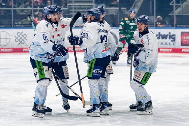 Die Straubinger bejubeln mit Nicolas Beaudin (Straubing Tigers, 7) dessen Tor zum 0:1 GER, Augsburger Panther vs. Straubing Tigers, Eishockey, DEL, 30. Spieltag, Saison 2025 2026, 21.12.2025. GER, Augsburger Panther vs. Straubing Tigers, Eishockey, DEL, 30. Spieltag, Saison 2025 2026, 21.12.2025. Augsburg Copyright: xEibner-Pressefoto FranzxFeinerx EP_HFR