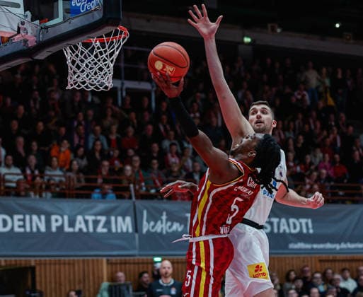 Im Bild: v.li. Marcus Carr(Wuerzburg Baskets, 5) gegen Kresimir Nikic (Syntainics MBC, 9) 21.12.2025, Basketball, Fitness First Wuerzburg Baskets vs. SYNTAINICS MBC, easyCredit BBL, 11. Spieltag, Deutschland, Wuerzburg, tectake-Arena, Copyright: HMBxMedia xJulienxBecker