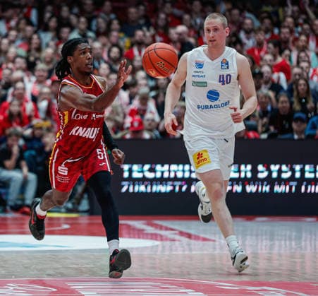 Im Bild: v.li. Marcus Carr(Wuerzburg Baskets, 5) und Collin Welp (Syntainics MBC, 40) 21.12.2025, Basketball, Fitness First Wuerzburg Baskets vs. SYNTAINICS MBC, easyCredit BBL, 11. Spieltag, Deutschland, Wuerzburg, tectake-Arena, Copyright: HMBxMedia xJulienxBecker