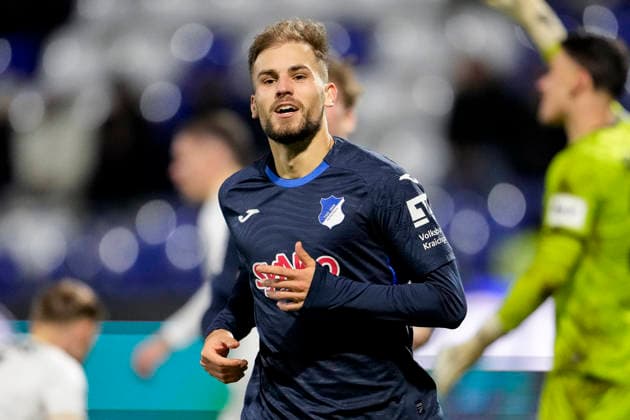 Torschütze Luka Djuric (Duric, TSG II, 10), jubelt über das Tor zum 1:0, Jubel, jubeln, Torjubel, Torerfolg, celebrate the goal, goal, celebration, jubelt ueber das Tor, Freuen, Freude, freut sich, optimistisch, positiv, Spielszene, Highlight, Einzelbild, Einzelfoto, Aktion, Action, 21.12.2025, Sinsheim (Hoffenheim) (Deutschland), Fussball, 3. Liga, TSG 1899 Hoffenheim II - SV Wehen Wiesbaden, DFB DFL REGULATIONS PROHIBIT ANY USE OF PHOTOGRAPHS AS IMAGE SEQUENCES AND OR QUASI-VIDEO.