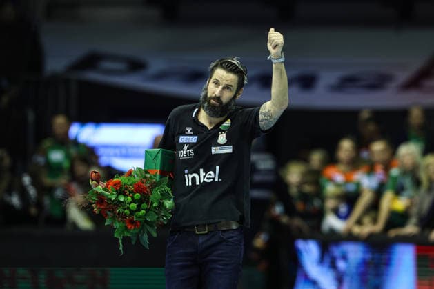 Trainer Bennet Wiegert (SC Magdeburg) wird nach dem Spiel gefeiert für ein Jahrzent beim SC Magdeburg - Handball Bundesliga Saison 2025-2026 SC Magdeburg vs. SC DHFK Leipzig in der GETEC Arena in Magdeburg - Handball,Deutschland,21.12.2025