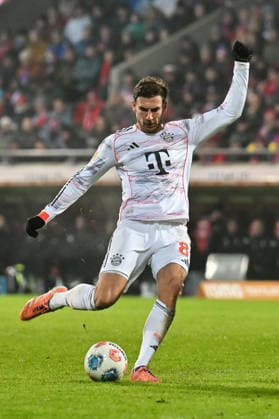 Bundesliga; 1. FC Heidenheim - FC Bayern München; 21.12.2025 HEIDENHEIM, GERMANY - 21. DECEMBER: im Bild ein Torschuss von Leon GORETZKA (FC Bayern Munich 8) während dem Bundesligamatch zwischen dem 1. FC Heidenheim und dem FC Bayern München am 15. Spieltag in der Voith-Arena DFL REGULATIONS PROHIBIT ANY USE OF PHOTOGRAPHS AS IMAGE SEQUENCES AND OR QUASI-VIDEO Copyright: xBEAUTIFULxSPORTS Goldbergx