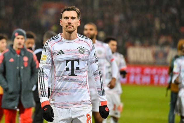 Bundesliga; 1. FC Heidenheim - FC Bayern München; 21.12.2025 HEIDENHEIM, GERMANY - 21. DECEMBER: die Spieler des FC Bayern feiern zusammen mit den Fans den Auswärtssieg in Heidenheim nach dem Bundesligamatch zwischen dem 1. FC Heidenheim und dem FC Bayern München am 15. Spieltag in der Voith-Arena DFL REGULATIONS PROHIBIT ANY USE OF PHOTOGRAPHS AS IMAGE SEQUENCES AND OR QUASI-VIDEO Leon GORETZKA (FC Bayern Munich 8) Copyright: xBEAUTIFULxSPORTS Goldbergx