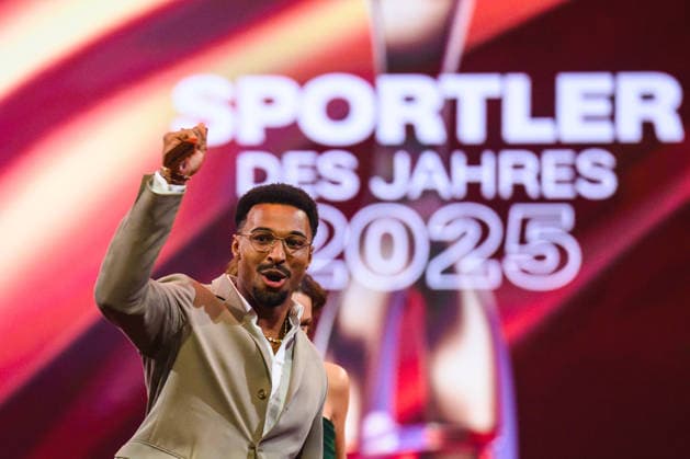 Sportler des Jahres 2025 Leo Neugebauer jubelt bei der Veranstaltung Sportler des Jahres 2025 mit seinem Pokal über den 1. Platz. Baden-Baden Kurhaus Baden-Württemberg Deutschland