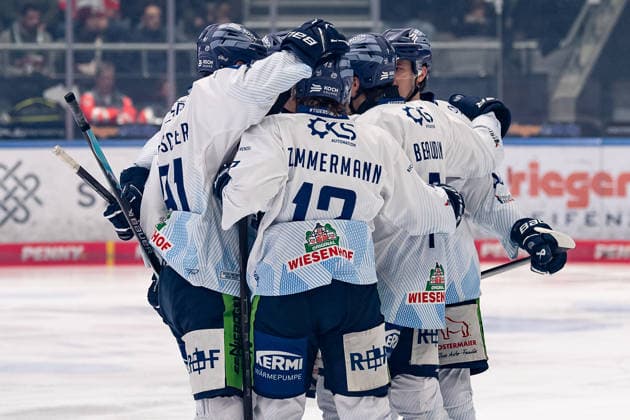 Die Straubinger bejubeln mit Nicolas Beaudin (Straubing Tigers, 7) dessen Tor zum 0:1 GER, Augsburger Panther vs. Straubing Tigers, Eishockey, DEL, 30. Spieltag, Saison 2025 2026, 21.12.2025. GER, Augsburger Panther vs. Straubing Tigers, Eishockey, DEL, 30. Spieltag, Saison 2025 2026, 21.12.2025. Augsburg Copyright: xEibner-Pressefoto FranzxFeinerx EP_HFR