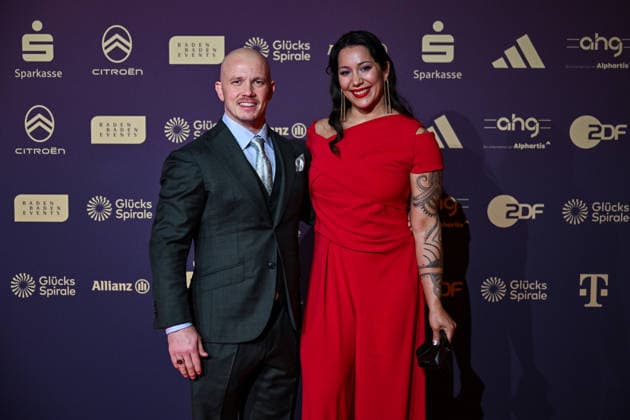 Fabian Hambuechen (Turnen) mit Ehefrau Viktoria Feldbusch auf dem roten Teppich, GER, Sportler des Jahres 2025, Gala im Kurhaus Baden Baden, 21.12.2025 GER, Sportler des Jahres 2025, Gala im Kurhaus Baden Baden Baden Baden Copyright: xEibner-Pressefoto FlorianxWiegandx EP_FWD