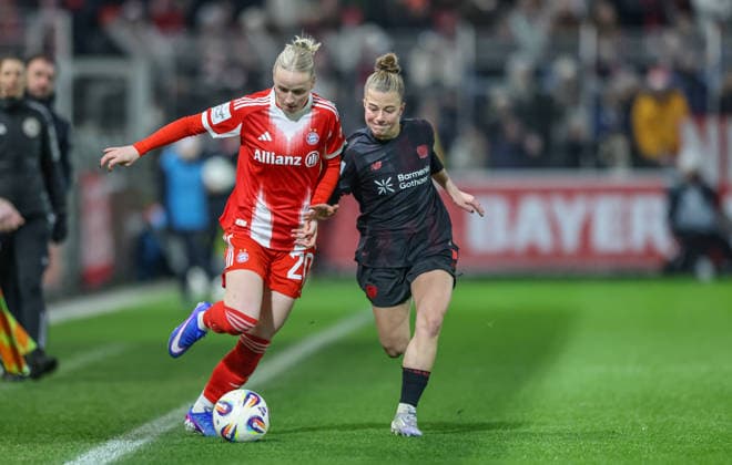 Sport Themen der Woche KW52 GER, Leverkusen, Bayer Leverkusen vs FC Bayern München, Google Pixel Frauen Bundesliga, Fussball, DFB, Spielzeit 2025 2026, Ulrich-Haberland-Stadion, 14. Spieltag im Bild v.l.: Franziska Kett (Bayern München 20), Kristin Kögel (Bayer Leverkusen 11), Zweikampf DFB DFL REGULATIONS PROHIBIT ANY USE OF PHOTOGRAPHS AS IMAGE SEQUENCES AND OR QUASI-VIDEO, 22.12.2025 Copyright: HMBxMedia HendrikxHamelau