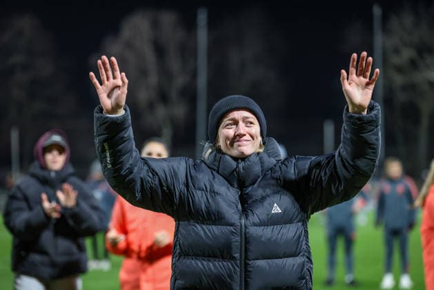 Sport Themen der Woche KW52 GER, Leverkusen, Bayer Leverkusen vs FC Bayern München, Google Pixel Frauen Bundesliga, Fussball, DFB, Spielzeit 2025 2026, Ulrich-Haberland-Stadion, 14. Spieltag im Bild: Lea Schüller (Bayern München Frauen 11) verabschiedet sich von den Fans von FC Bayern München Frauen, Tränen, Emotionen DFB DFL REGULATIONS PROHIBIT ANY USE OF PHOTOGRAPHS AS IMAGE SEQUENCES AND OR QUASI-VIDEO, 22.12.2025 Copyright: HMBxMedia HendrikxHamelau