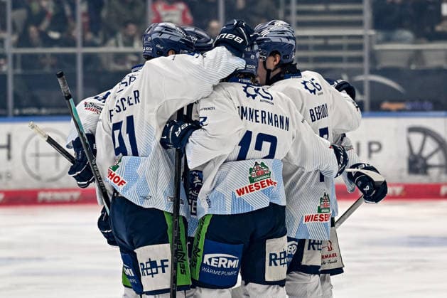 Die Straubinger bejubeln mit Nicolas Beaudin (Straubing Tigers, 7) dessen Tor zum 0:1 GER, Augsburger Panther vs. Straubing Tigers, Eishockey, DEL, 30. Spieltag, Saison 2025 2026, 21.12.2025. GER, Augsburger Panther vs. Straubing Tigers, Eishockey, DEL, 30. Spieltag, Saison 2025 2026, 21.12.2025. Augsburg Copyright: xEibner-Pressefoto HeikexFeinerx EP_HFR
