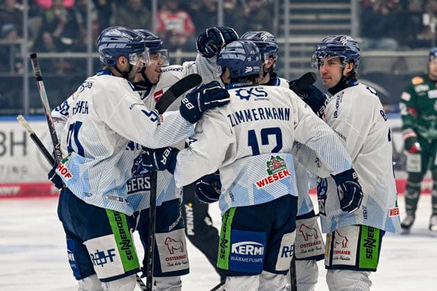 Die Straubinger bejubeln mit Nicolas Beaudin (Straubing Tigers, 7) dessen Tor zum 0:1 GER, Augsburger Panther vs. Straubing Tigers, Eishockey, DEL, 30. Spieltag, Saison 2025 2026, 21.12.2025. GER, Augsburger Panther vs. Straubing Tigers, Eishockey, DEL, 30. Spieltag, Saison 2025 2026, 21.12.2025. Augsburg Copyright: xEibner-Pressefoto HeikexFeinerx EP_HFR
