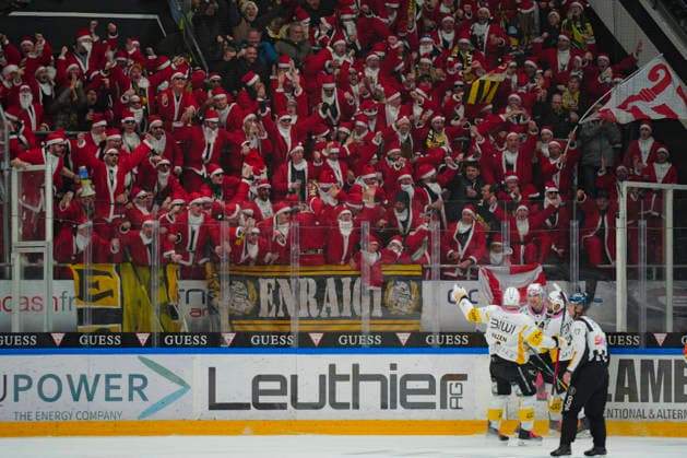 Sport Themen der Woche KW52 PORZA, SWITZERLAND - DECEMBER 22: Jonathan Hazen of Ajoie, Julius Nattinen of Ajoie and Pierre-Edouard Bellemare of Ajoie celebrates the 0-1 under their fans™ section during the Swiss National League match between HC Lugano and HC Ajoie at Corner Arena on December 22, 2025 in Porza, Switzerland. Porza Corner Arena Switzerland Copyright: xJustPictures.ch JarixPestelaccix jp-en-EuSpIm-JP4_JAR_HCL_Ajoie_22Dec2025_0129