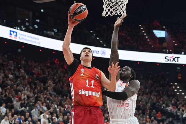 VLADIMIR LUCIC (FCB), Aktion,Zweikampf gegen Ish WAINRIGHT (Hapoel). Basketball Euro League,Saison 2025 2026, FC Bayern Muenchen-Hapoel Te Aviv 72-82 am 23.12.2025, S A P G A R D EN