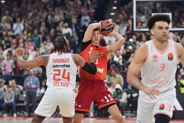 VLADIMIR LUCIC (FCB), Aktion,Zweikampf gegen Ish WAINRIGHT (Hapoel). Basketball Euro League,Saison 2025 2026, FC Bayern Muenchen-Hapoel Te Aviv 72-82 am 23.12.2025, S A P G A R D EN