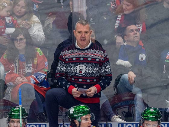 Eishockey, Herren, Saison 2025 2026, Penny DEL (32. Spieltag), Eisbären Berlin - Grizzlys Wolfsburg, im Bild: Trainer Serge Aubin (Eisbären), 26.12. 2025, Copyright: xSebastianxRäppold MatthiasxKochx