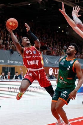 Im Bild: v.li. Marcus Carr(Wuerzburg Baskets, 5) gegen Dexter Akanno (VET-CONCEPT Gladiators Trier, 2) 26.12.2025, Fitness First Wuerzburg Baskets vs. VET-CONCEPT Gladiators Trier, easyCredit BBL, 12. Spieltag, Deutschland, 97072, tectake-Arena Wuerzburg, Copyright: HMBxMedia xHeikoxBecker