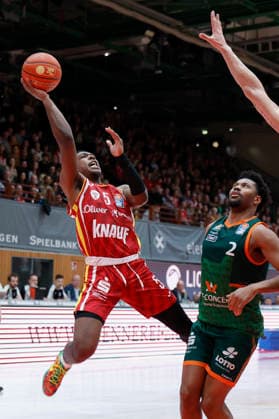 Im Bild: v.li. Marcus Carr(Wuerzburg Baskets, 5) gegen Dexter Akanno (VET-CONCEPT Gladiators Trier, 2) 26.12.2025, Fitness First Wuerzburg Baskets vs. VET-CONCEPT Gladiators Trier, easyCredit BBL, 12. Spieltag, Deutschland, 97072, tectake-Arena Wuerzburg, Copyright: HMBxMedia xHeikoxBecker
