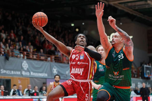 Im Bild: v.li. Marcus Carr(Wuerzburg Baskets, 5) gegen Maik Zirbes (VET-CONCEPT Gladiators Trier, 33) 26.12.2025, Fitness First Wuerzburg Baskets vs. VET-CONCEPT Gladiators Trier, easyCredit BBL, 12. Spieltag, Deutschland, 97072, tectake-Arena Wuerzburg, Copyright: HMBxMedia xHeikoxBecker