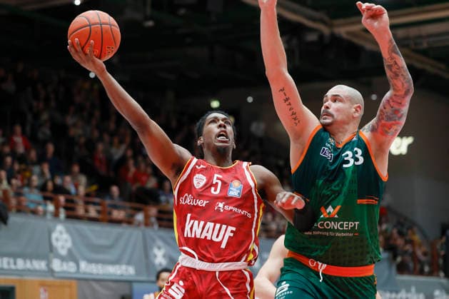 Im Bild: v.li. Marcus Carr(Wuerzburg Baskets, 5) gegen Maik Zirbes (VET-CONCEPT Gladiators Trier, 33) 26.12.2025, Fitness First Wuerzburg Baskets vs. VET-CONCEPT Gladiators Trier, easyCredit BBL, 12. Spieltag, Deutschland, 97072, tectake-Arena Wuerzburg, Copyright: HMBxMedia xHeikoxBecker