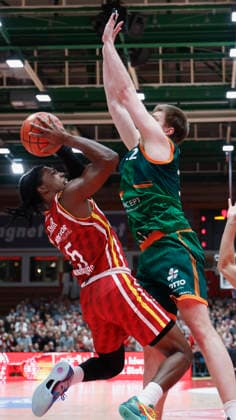 Im Bild: v.li. Marcus Carr(Wuerzburg Baskets, 5) gegen Marten Linssen (VET-CONCEPT Gladiators Trier, 12) 26.12.2025, Fitness First Wuerzburg Baskets vs. VET-CONCEPT Gladiators Trier, easyCredit BBL, 12. Spieltag, Deutschland, 97072, tectake-Arena Wuerzburg, Copyright: HMBxMedia xHeikoxBecker