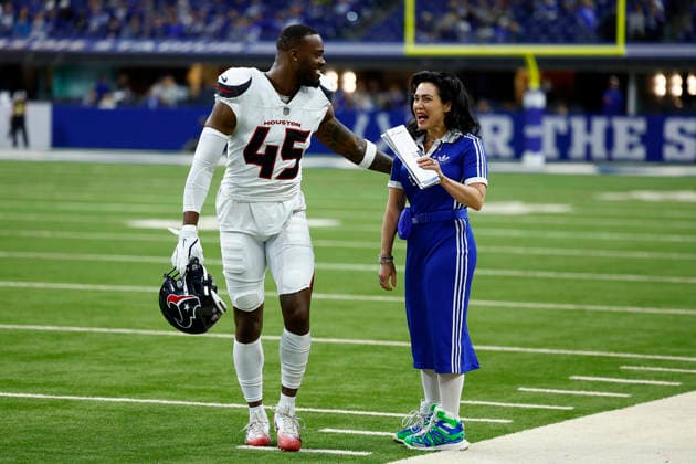 INDIANAPOLIS, IN - NOVEMBER 30: Co-owner and CEO of the Indianapolis Colts Carlie Irsay-Gordon talks with former Indianapolis Colt and current Houston Texans linebacker E.J. Speed (45) prior to the start of an NFL, American Football Herren, USA game between the Houston Texans and the Indianapolis Colts on November 30, 2025 at Lucas Oil Stadium in Indianapolis, IN. (Photo by Jeffrey Brown Icon Sportswire) NFL: NOV 30 Texans at Colts EDITORIAL USE ONLY Icon113025055