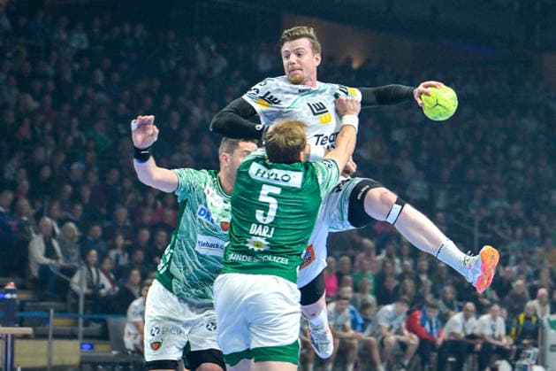 Sport Themen der Woche KW52 27.12.2025, xlakx, Handball Daikin HBL, Fuechse Berlin - FRISCH AUF! Göppingen v.l. Mijajlo Marsenic (Fuechse Berlin), Erik Persson (FRISCH AUF! Goeppingen), Max Darj (Fuechse Berlin) setzt zum Sprungwurf an Berlin