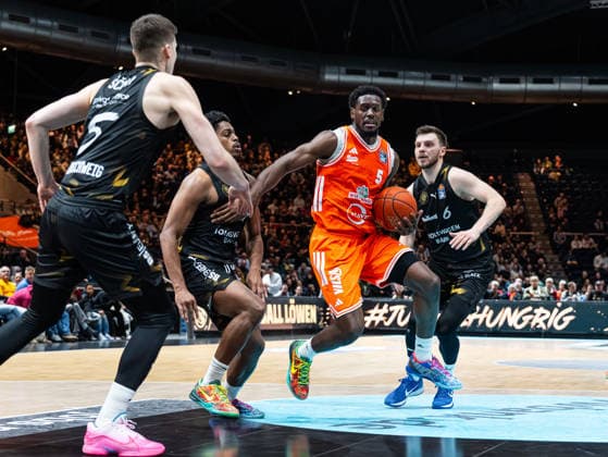 Sport Themen der Woche KW52 TJ Bamba (RASTA Vechta, 05) beim Dribbling gegen Grant Sherfield (Basketball Loewen Braunschweig, 25), Ferdinand Zylka (Basketball Loewen Braunschweig, 06) und Luka Scuka (Basketball Loewen Braunschweig, 05) Basketball Loewen Braunschweig vs. RASTA Vechta, Basketball, easyCredit Basketball Bundesliga, 12. Spieltag, Saison 2025 2026, 27.12.2025 Basketball Loewen Braunschweig vs. RASTA Vechta, Basketball, easyCredit Basketball Bundesliga, 12. Spieltag, Saison 2025 2026, 27.12.2025 Braunschweig Copyright: xEibner-Pressefoto DamianxKruczynx EP_DKI