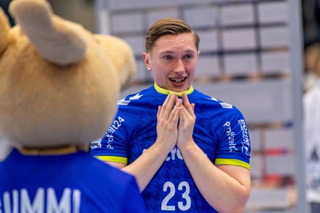 Sport Themen der Woche KW52 Daikin Handball Bundesliga, VfL Gummersbach - Handball Verein Hamburg, 27.12.2025 Ole Pregler (VfL Gummersbach, 23), bei der Verabschiedung vom VfL Gummersbach; Daikin Handball Bundesliga, VfL Gummersbach - Handball Sport Verein Hamburg, 27.12.2025 Copyright: xBEAUTIFULxSPORTS Erlhofx