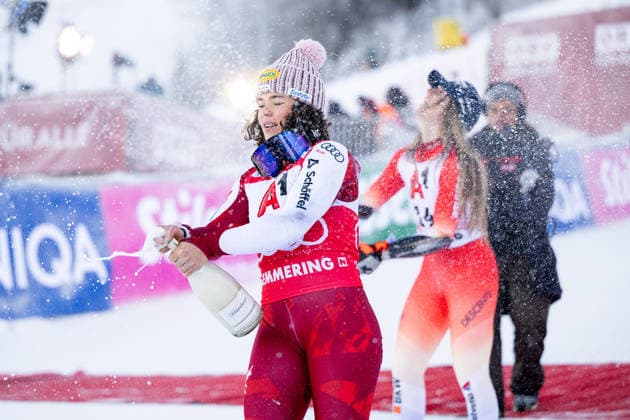 SCHEIB Julia (Oesterreich) jubelt auf dem Podium bei der Siegerehrung ueber den Sieg und spritzt Champagner Sekt, AUT, FIS Ski Alpin Weltcup Semmering, Riesenslalom Frauen, 2. Durchgang, Saison 2025 2026, 27.12.2025 AUT, FIS Ski Alpin Weltcup Semmering, Riesenslalom Frauen, Saison 2025 2026, 27.12.2025 Semmering Copyright: xEibner-Pressefoto Memmlerx EP_MMR