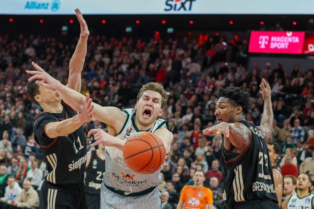 Sport Themen der Woche KW52 Marten Linssen (Vet Concept Gladiators Trier, 12) mit Vladimir Lucic (FC Bayern Basketball, 11) und David McCormack (FC Bayern Basketball, 33), GER, FC Bayern Basketball vs. Vet Concept Gladiators Trier, Basketball, easycredit Basketball Bundesliga, 11. Spieltag, Saison 2025 2026, 28.12.2025, GER, FC Bayern Basketball vs. Vet Concept Gladiators Trier, Basketball, easycredit Basketball Bundesliga, 11. Spieltag, Saison 2025 2026, 28.12.2025 Muenchen Copyright: xEibner-Pressefoto JennixMaulx EP_JML