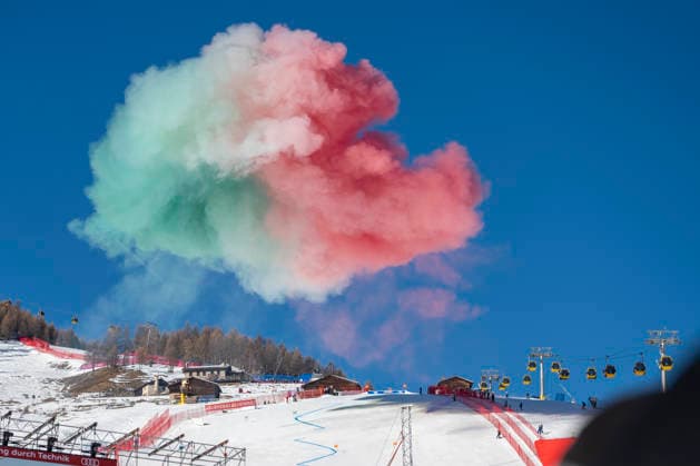 Sport Themen der Woche KW52 LIVIGNO, ITALY - DECEMBER 27: The sky turns tricolor above Livigno, setting the stage for the Men™s Super-G during the Audi FIS Alpine Ski World Cup - Men s Super G on December 27, 2025 in Livigno, Italy. Livigno Italy Copyright: xJustPictures.ch JarixPestelaccix jp-en-EuSpIm-JP4_JAR_LivignoLiZeta_FIS_Audi_27Dec2025_1227