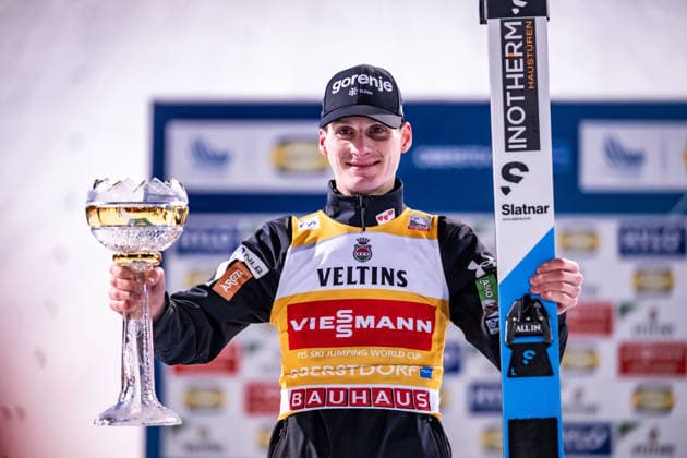 OBERSTDORF, DEUTSCHLAND: 74. Vierschanzentournee: Viessmann FIS Skisprung Weltcup - Wertungsdurchgang Großschanze am 29.12.2025 in der Skisprung Arena in Oberstdorf. Sieger Domen Prevc aus Slowenien bei der Siegerehrung.