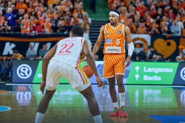 Jonathan Stove (Fitness First Wuerzburg Baskets, 22), Justin Simon (ratiopharm ulm, 15) beim Spielaufbau GER, ratiopharm ulm vs. Fitness First Wuerzburg Baskets, Basketball, 13. Spieltag, EasyCredit Bundesliga, Spielzeit 2025 2026, 29.12.2025 GER, ratiopharm ulm vs. Fitness First Wuerzburg Baskets, Basketball, 13. Spieltag, EasyCredit Bundesliga, Spielzeit 2025 2026, 29.12.2025 Neu-Ulm Copyright: xEibner-Pressefoto GeraldxOelze-dexStoppanyx EP_ODS