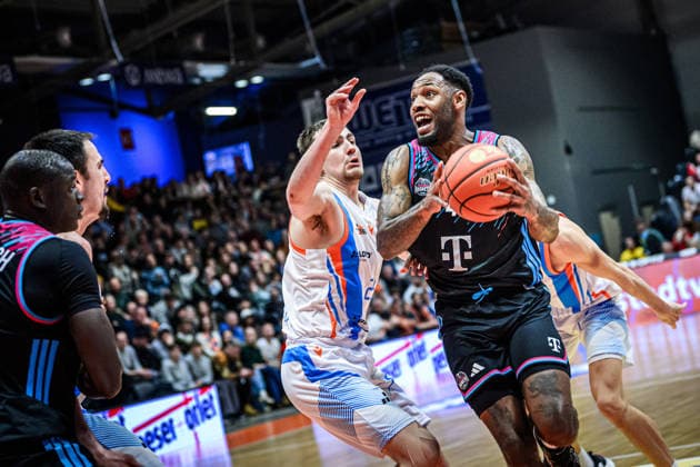 easycredit BBL Basketball Bundesliga 2025 2026 13. Spieltag 29.12.2025 Science City Jena vs Telekom Baskets Bonn v.re. Jeff Garrett Jr. (Bonn) am Ball gegen Lorenz Bank (Jena) Sparkassen Arena