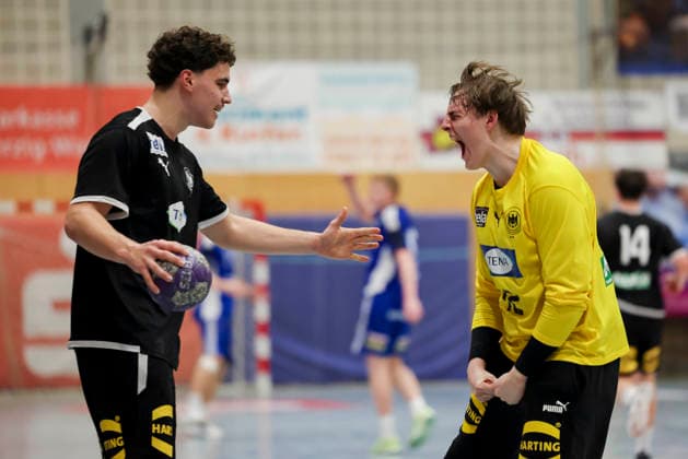 Leo Nowak (Germany) und Torhueter Tjorven Knackstedt (Germany) jubeln, Merzig Cup Finale, Germany vs Iceland, Thiels Park Sporthalle am 29. December 2025 in Merzig, Deutschland. (Foto von Marco Steinbrenner DeFodi Images) Leo Nowak (Germany) und Torhueter Tjorven Knackstedt (Germany) cheer, Merzig Cup Finale, Germany vs Iceland, Thiels Park Sporthalle, December 29, 2025 in Merzig, Germany. (Photo by Marco Steinbrenner DeFodi Images) -