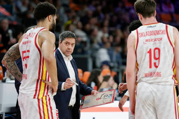 Im Bild: Head-Coach Sasa Filipovski (Wuerzburg Baskets) waehrend einer Auszeitbesprechung 29.12.2025, ratiopharm Ulm - Fitness First Wuerzburg Baskets, easyCredit BBL, 13. Spieltag, Deutschland, Ulm, ratiopharm Arena, Copyright: HMBxMedia xJulienxBecker