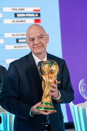 Gianni Infantino, internationaler Fußballpolitik, FIFA-Präsident, Weltfußballverband, Pressekonferenz, offizieller Auftritt, Funktionär, Sportfunktionär, Sportpolitik, FIFA World Cup, WM, Weltmeisterschaft, Fussball globale Sportorganisation, Entscheidungszentrum des Fußballs, Governance, Medienereignis, öffentliche Wahrnehmung, Führungspersönlichkeit, Anzug, Krawatte, Bühnenhintergrund, Branding, Symbolik, Sportjournalismus, Zeitgeschehen Zürich Kanton Zürich Schweiz Copyright: xJOERANxSTEINSIEKx