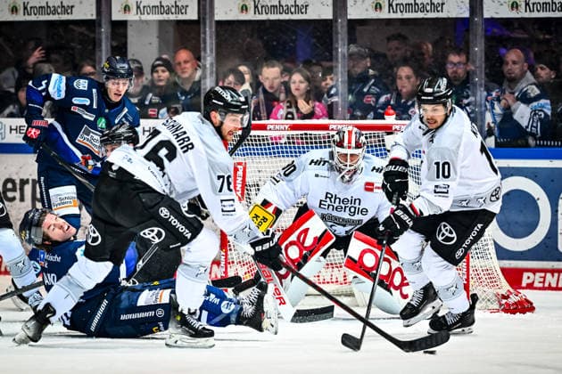 Tyler Boland (Iserlohn Roosters, 10) Maximilian Eisenmenger (Iserlohn Roosters, 41) Nate Schnarr (Kölner Haie, 76) Tanner Kero (Kölner Haie, 10) Felix Brückmann (Kölner Haie, 90), GER, Iserlohn Roosters vs. Koeler Haie, Eishockey, Penny-DEL, 34. Spieltag, Spielzeit 2025 2026, 30.12.2025, GER, Iserlohn Roosters vs. Koeler Haie, Eishockey, Penny-DEL, 34. Spieltag, Spielzeit 2025 2026, 30.12.2025 Iserlohn Copyright: xJonasxBrockmann Eibner-Pressefotx EP_JBN