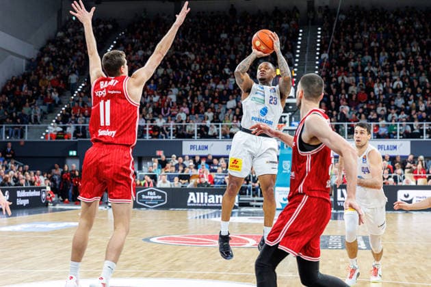 Richard Balint (BMA365 Bamberg Baskets, 11), Charles Callison (SYNTAINICS MBC, 23), Daniel Keppeler (BMA365 Bamberg Baskets, 31), BMA365 Bamberg Baskets vs. SYNTAINICS MBC, Basketball, easyCredit BBL, 13. Spieltag, 30.12.2025 BMA365 Bamberg Baskets vs. SYNTAINICS MBC, Basketball, easyCredit BBL, 13. Spieltag, 30.12.2025 Bamberg Copyright: xEibner-Pressefoto G.xSantemizx EP_EER