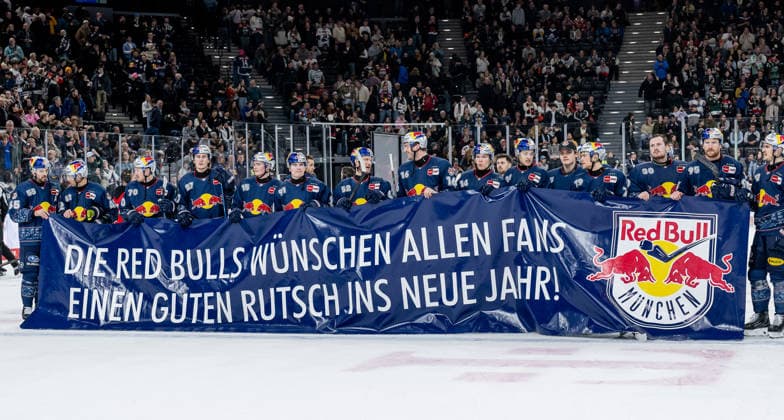 Die Muenchner wuenschen per Transparent Banner den Fans einen guten Rutsch ins neue Jahr GER, EHC Red Bull Muenchen vs. Augsburger Panther, Eishockey, DEL, 34. Spieltag, Saison 2025 2026, 30.12.2025. GER, EHC Red Bull Muenchen vs. Augsburger Panther, Eishockey, DEL, 34. Spieltag, Saison 2025 2026, 30.12.2025. Muenchen Copyright: xEibner-Pressefoto HeikexFeinerx EP_HFR