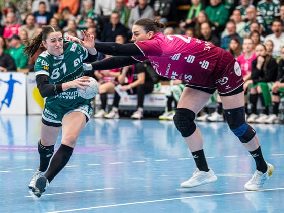 Lea Neubrander (Frisch Auf Frauen, 81) im Zweikampf mit Gabriela Bitolo (TuS Metzingen, 22), Frisch Auf Goeppingen vs. TuS Metzingen, Handball, 1. Bundesliga, Spielzeit 2025 2026, 30.12.2025 Frisch Auf Goeppingen vs. TuS Metzingen, Handball, 1. Bundesliga, Spielzeit 2025 2026, 30.12.2025 Goeppingen Copyright: xMichaelxSchmidt Eibner-Pressefotx EP_MST