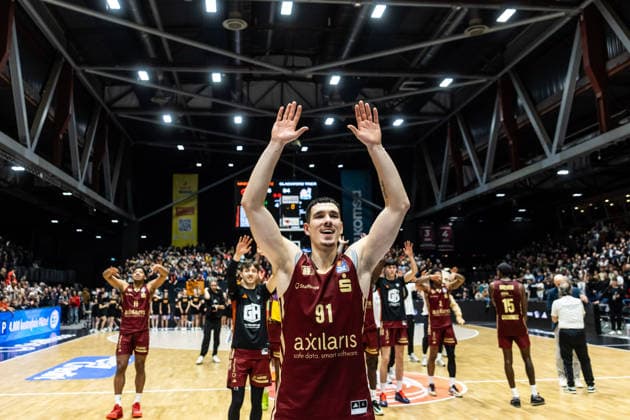 GER, easy-Credit Basketball-Bundesliga, Niners Chemnitz - VET-CONCEPT Gladiators Trier. 30.12.2025, Messe, Chemnitz, GER, easy-Credit Basketball-Bundesliga, Niners Chemnitz - VET-CONCEPT Gladiators Trier. Yordan Minchev (Niners Chemnitz, 91) bedankt sich bei den Fans mit dem Team Foto Alexander Trienitz Chemnitz Messe Sachsen Deutschland