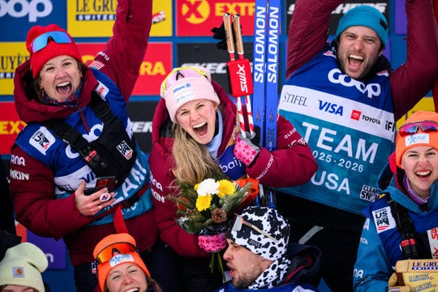 251231 Jessie Diggins of the United States celebrates on the podium after the women s 5km free technique mass start during day 4 of Tour de Ski on December 31, 2025 in Toblach. Photo: Maxim Thore BILDBYRAN kod MT MT0936 skidor cross-country skiing langrenn tour de ski dam bbeng tour de ski 2025 2026 25 26 masstart jubel Copyright: MAXIMxTHORE BB251231MT166