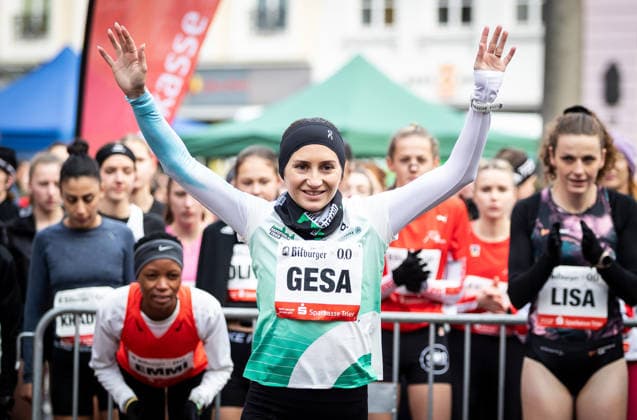36. Bitburger-0,0%-Silvesterlauf; Trier, 31.12.2025 Vorfreude: Gesa Krause (Silvesterlauf Trier) bei der Athletenvorstellung; 36. Bitburger-0,0%-Silvesterlauf am 31.12.2025 in der Altstadt in Trier (Rheinland-Pfalz). Copyright: xBEAUTIFULxSPORTS R.xSchmittx