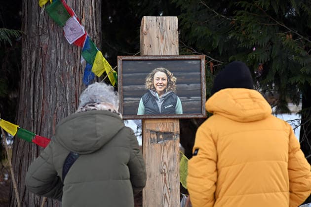 Zu Ehren von Laura Dahlmeier: Gemeinde eroeffnet temporaee Gedenkstaette im Partenkirchner Kurpark, damit die Menschen Abschied nehmen koennen. Die Gartenanlage soll spaeter zum Laura-Dahlmeier-Park werden.